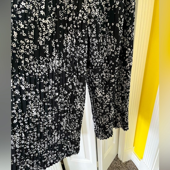 Pleated black/ white jumpsuit with cross body front , floral pattern - Picture 2 of 3